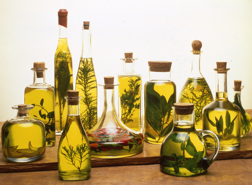 bodegón de aceites con hierbas