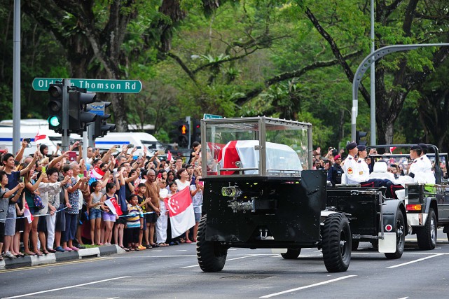 989784-cercueil-recouvert-drapeau-national-entrepose
