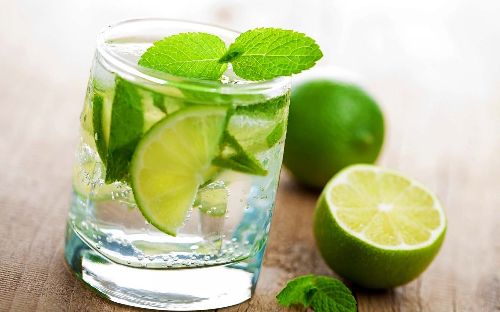 Glass-water-lime-mint-drink-1800x2880
