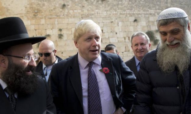 REGARDER : « Nous sommes avec vous », dit Boris Johnson aux Juifs britanniques dans un message de souhaits pour Hanoukka.