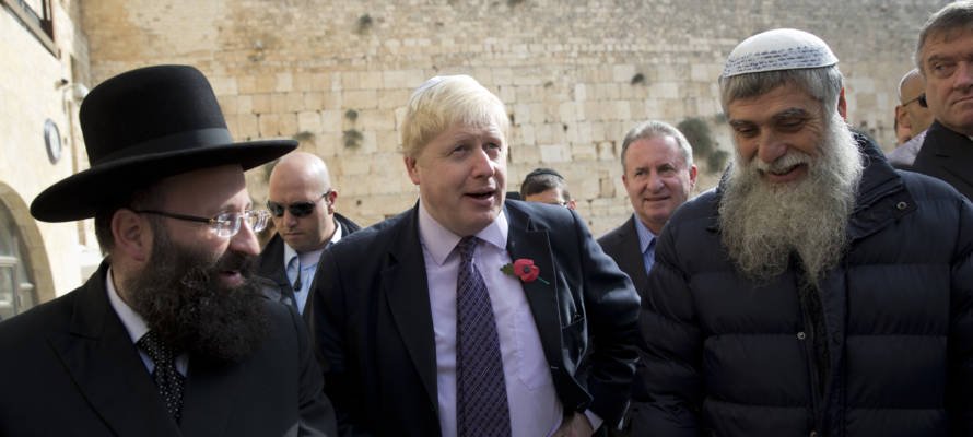 REGARDER : « Nous sommes avec vous », dit Boris Johnson aux Juifs britanniques dans un message de souhaits pour Hanoukka.