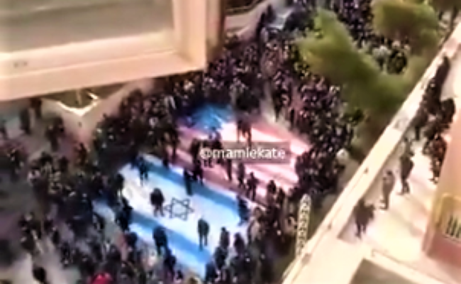 RESPECT : Les manifestants iraniens refusent de piétiner le drapeau israélien et font honte à ceux qui le font