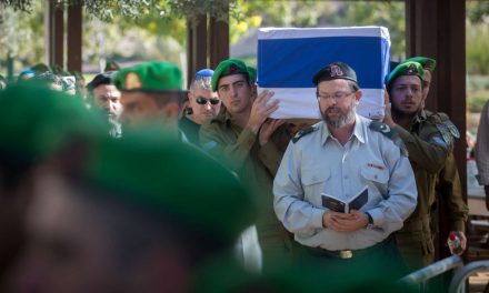 Le père d’un terroriste palestinien présente des excuses pour la famille d’un soldat assassiné