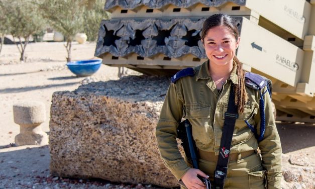 D&rsquo;une étudiante américaine à une lieutenant de Tsahal: Le  parcours du lieutenant Sophie