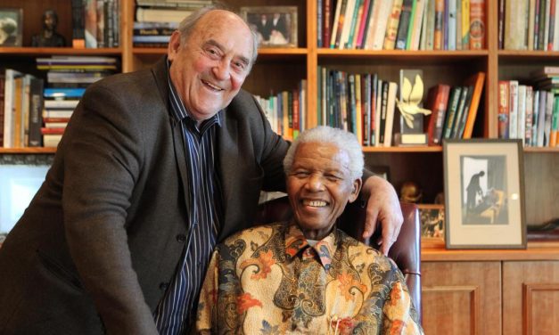 Les médias arabes ignorent volontairement la mort de Dennis Goldberg, le compagnon juif de Nelson Mandela en prison