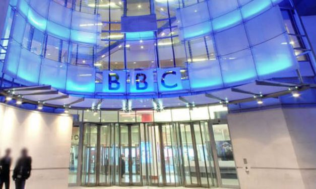 Un producteur sénior de la BBC pris en train de partager des calomnies anti-israéliennes sur Twitter