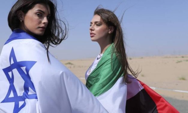 Modèle de diplomatie : La première israélienne à figurer dans le défilé de mode de Dubaï