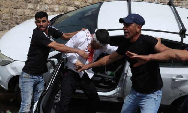 Un policier sauve un conducteur de Jérusalem d’un quasi lynchage alors que la violence s’intensifie dans la capitale.