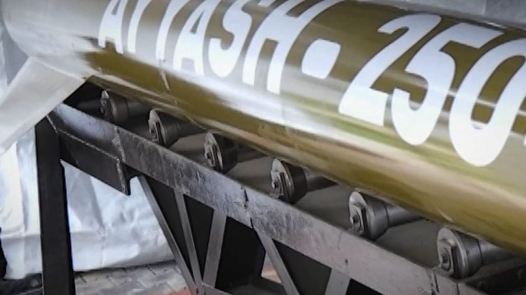 Le Hamas presente son missile longue portee Ayash 250