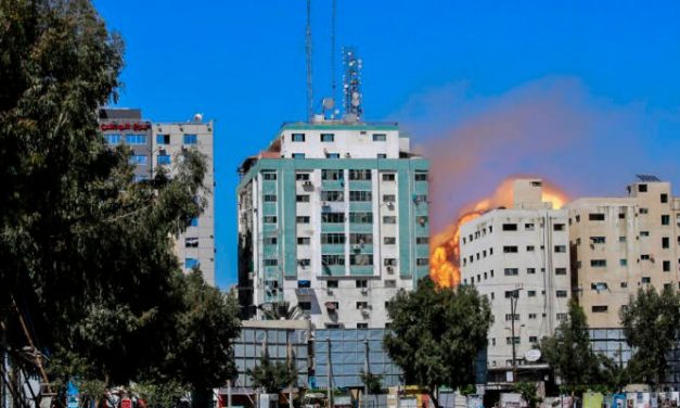REGARDEZ : Le Hamas utilise les journalistes comme boucliers humains, Israël protège la vie.