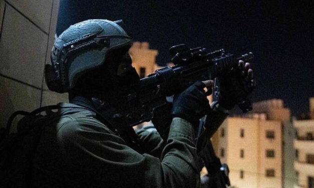 Les forces israéliennes déjouent une fusillade en voiture et tuent trois terroristes palestiniens