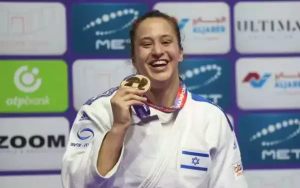 Al Jazeera TV, qui défend les tireurs des roquettes, dissimule la participation israélienne dans un évènement Sportif au Qatar