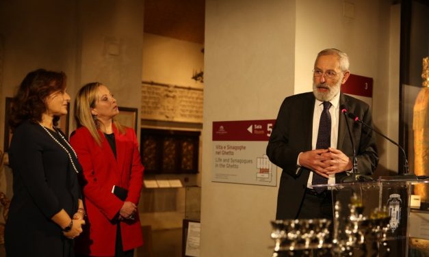 Giorgia Meloni affirme son soutient total à Israël et visite la  principale synagogue de Rome