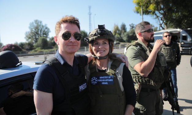 Debra Messing rend visite aux soldats de Tsahal sur les lignes de front de la guerre Israël-Hamas : « Vous êtes des héros »