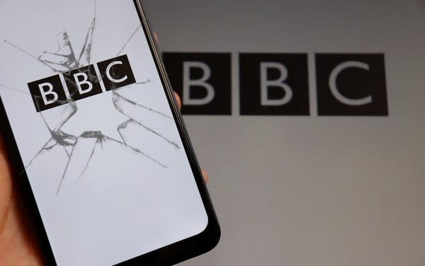La BBC conserve des membres du personnel qui ont retweeté des éloges du massacre du 7 octobre