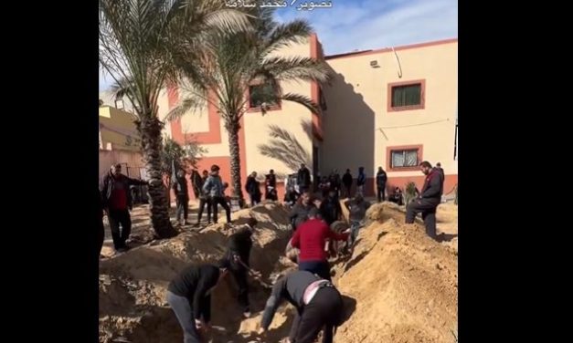 Les « diffamations » du Hamas sur les fosses communes détruites par des preuves vidéo